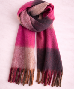 Bufandón de tejido suave con flecos, ideal para looks abrigados de otoño e invierno, rayado tono fucsia y azul-1