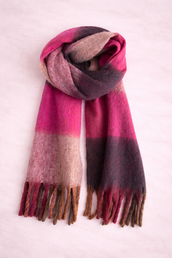Bufandón de tejido suave con flecos, ideal para looks abrigados de otoño e invierno, rayado tono fucsia y azul-1
