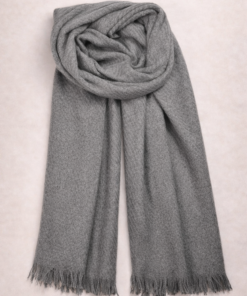 Pashmina lisa suave con flecos y diseño elegante color gris