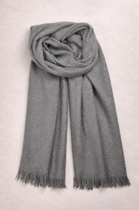 Pashmina lisa suave con flecos y diseño elegante color gris