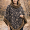 Modelo luciendo poncho con piel negra y diseño animal print marrón