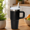 Jarra térmica de 414 ml con diseño moderno, ideal para bebidas frías o calientes de uso diario color negro.