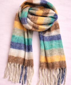 Bufandón rayado de invierno con flecos y textura suave azul