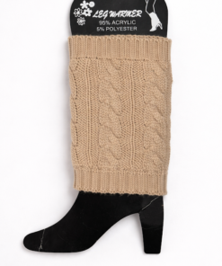 Calentitas de lana con diseño trenzado tipo 8 en fondo neutro claro estilo catálogo color camel