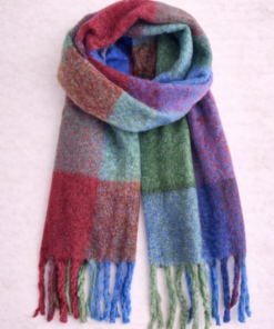 Bufandón de tejido suave con flecos, ideal para looks abrigados de otoño e invierno, rayado en tono, verde bordó y azul- 2