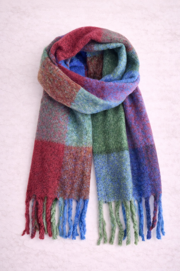 Bufandón de tejido suave con flecos, ideal para looks abrigados de otoño e invierno, rayado en tono, verde bordó y azul- 2