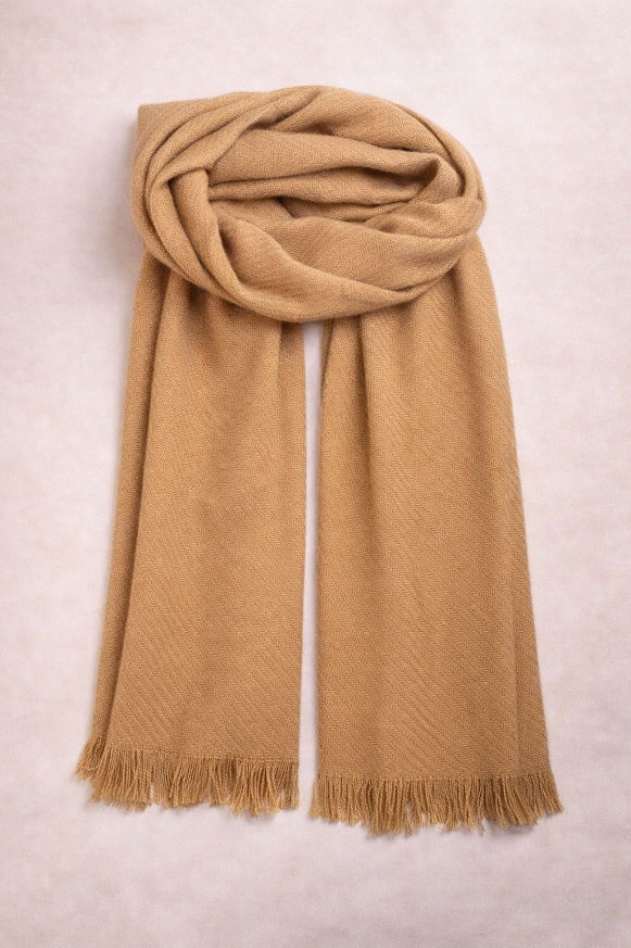 Pashmina lisa suave con flecos y diseño elegante color camel
