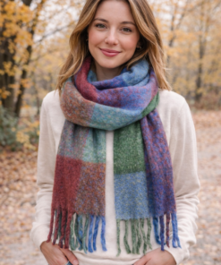 Modelo con Bufandón de tejido suave con flecos, ideal para looks abrigados de otoño e invierno, rayado en tono bordó, verde y azul