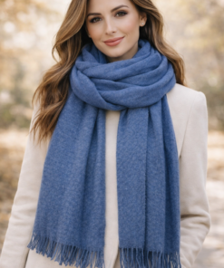 Modelo luciendo pashmina lisa suave con flecos y diseño elegante