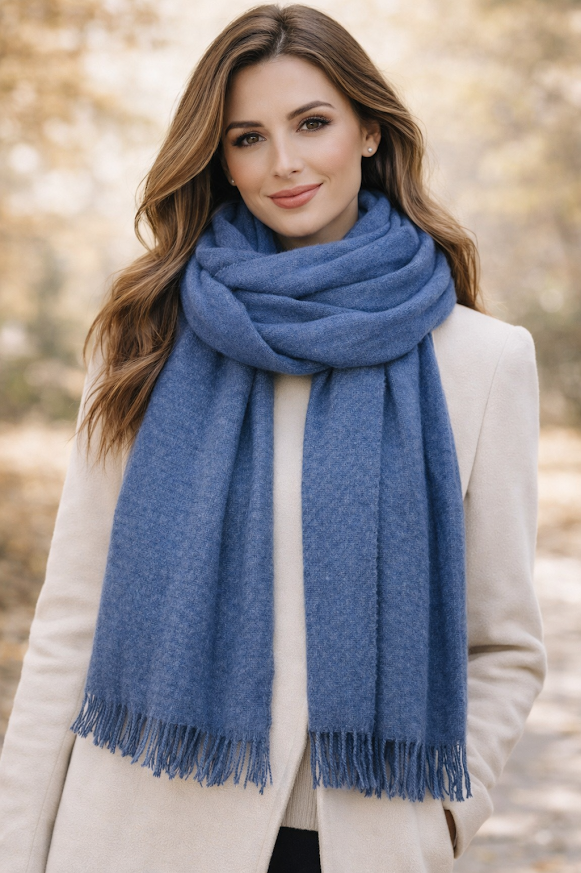 Modelo luciendo pashmina lisa suave con flecos y diseño elegante