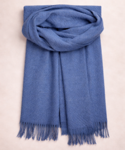 Pashmina lisa suave con flecos y diseño elegante color azul