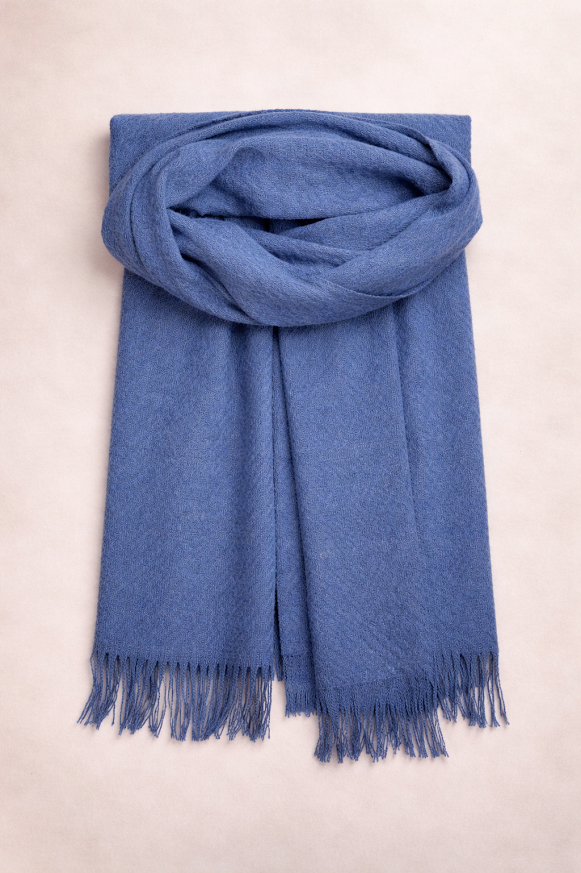 Pashmina lisa suave con flecos y diseño elegante color azul