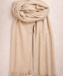 Pashmina lisa suave con flecos y diseño elegante color crudo