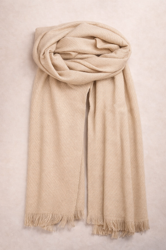 Pashmina lisa suave con flecos y diseño elegante color crudo