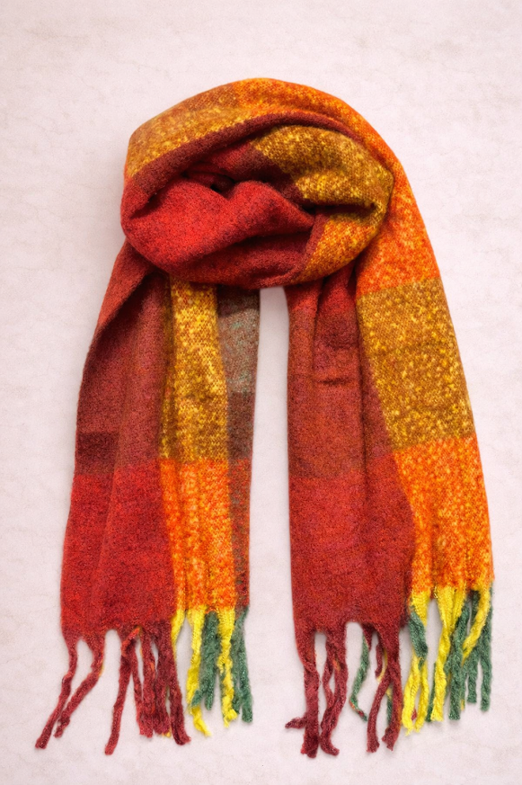 Bufandón de tejido suave con flecos, ideal para looks abrigados de otoño e invierno, rayado en tonos terracota y amarillo-8
