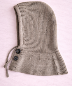 Gorro tipo capucha tejida con cuello incorporado, ideal para invierno color gris