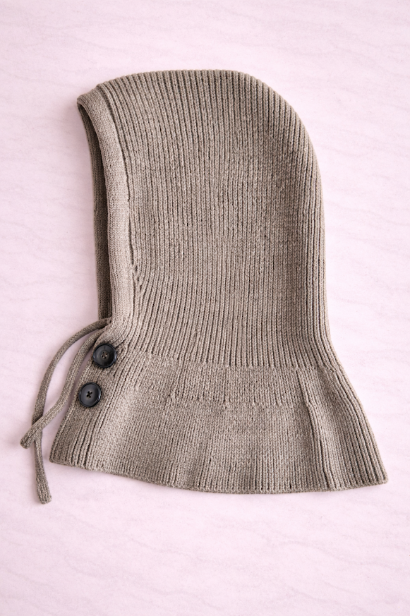 Gorro tipo capucha tejida con cuello incorporado, ideal para invierno color gris