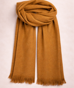 Pashmina lisa suave con flecos y diseño elegante color mostaza