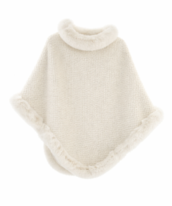 Poncho tejido suave con cuello amplio y terminaciones en piel sintética, ideal para looks elegantes de otoño e invierno. Liso blanco