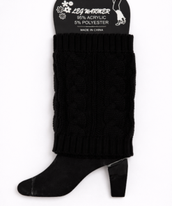 Calentitas de lana con diseño trenzado tipo 8 en fondo neutro claro estilo catálogo color negro