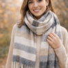 modelo luciendo bufandón rayado de invierno con flecos y textura suave negro