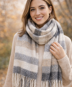 modelo luciendo bufandón rayado de invierno con flecos y textura suave negro