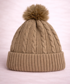 Gorro con 8 y pompón de piel sintética color marron