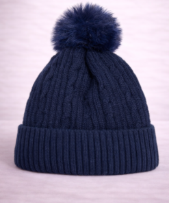 Gorro con 8 y pompón de piel sintética color azul