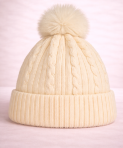 Gorro con 8 y pompón de piel sintética color crudo
