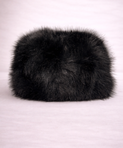 Gorro ruso de piel sintética suave con diseño envolvente en fondo neutro claro negro