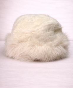 Gorro ruso de piel sintética suave con diseño envolvente en fondo neutro claro blanco