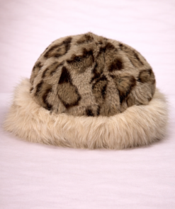 Gorro ruso de piel sintética suave con diseño envolvente en fondo neutro claro animal print beige