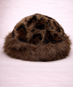 Gorro ruso de piel sintética suave con azuldiseño envolvente en fondo neutro claro animal print marrón
