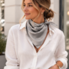 Modelo luciendo en su cuello pañuelo de seda cuadrado 70x70 cm liso color gris