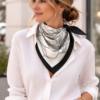 Modelo luciendo en su cuello, pañuelo de seda con diseño abstracto geométrico de 70x70cm en fondo neutro claro blanco borde negro