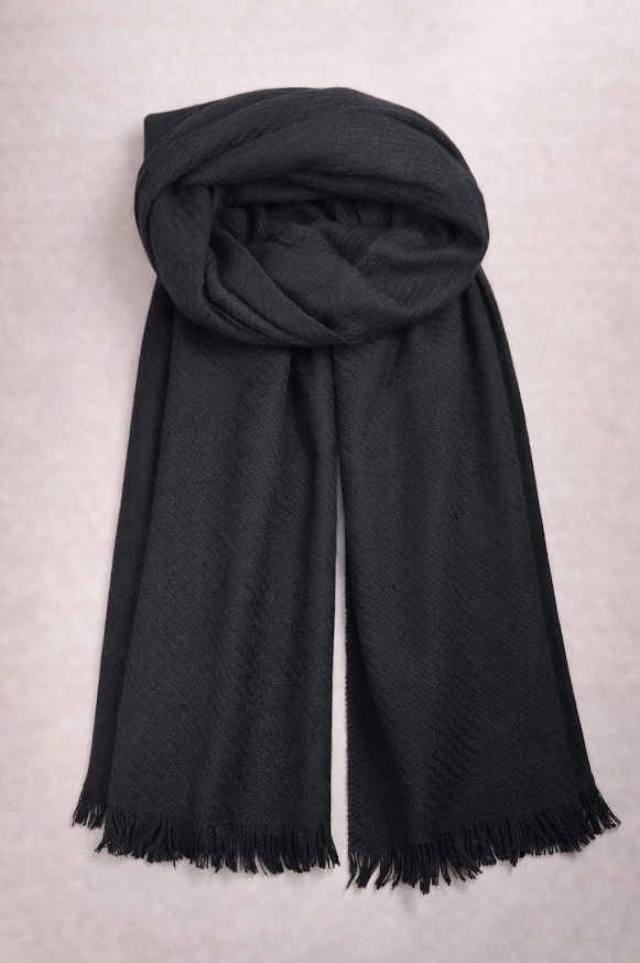 Pashmina lisa suave con flecos y diseño elegante color negro