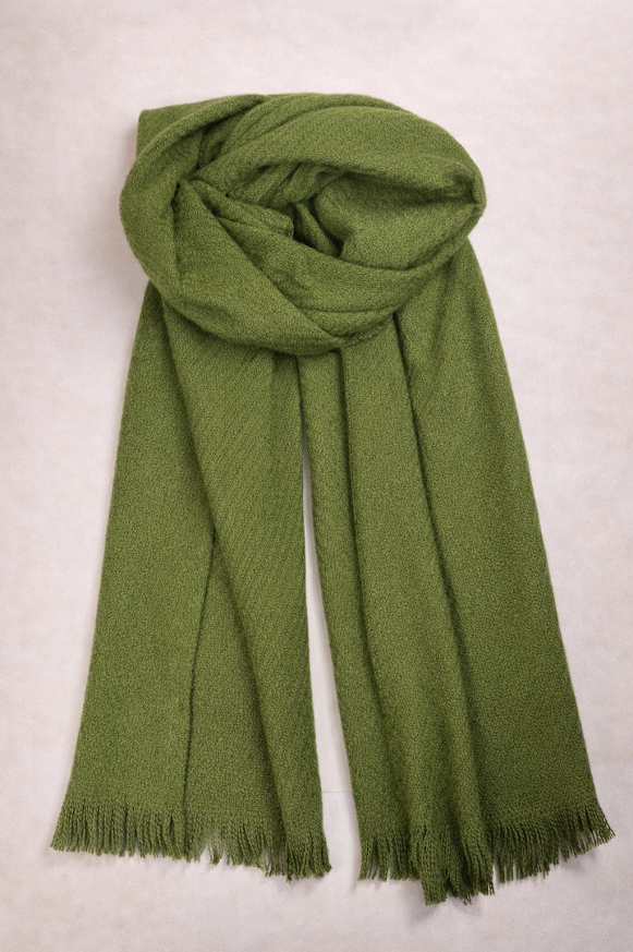 Pashmina lisa suave con flecos y diseño elegante color verde oliva