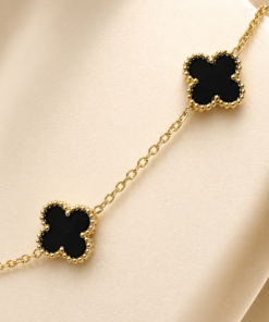 Cadena de acero quirúrgico dorado con detalles de trébol negro de estilo elegante y delicado