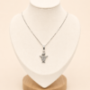 Conjunto de plata 925 con cadena fina y dije de niño con circonias brillantes sobre busto blanco elegante.