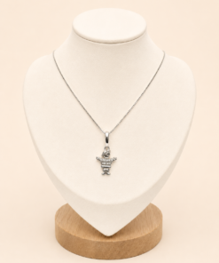 Conjunto de plata 925 con cadena fina y dije de niño con circonias brillantes sobre busto blanco elegante.