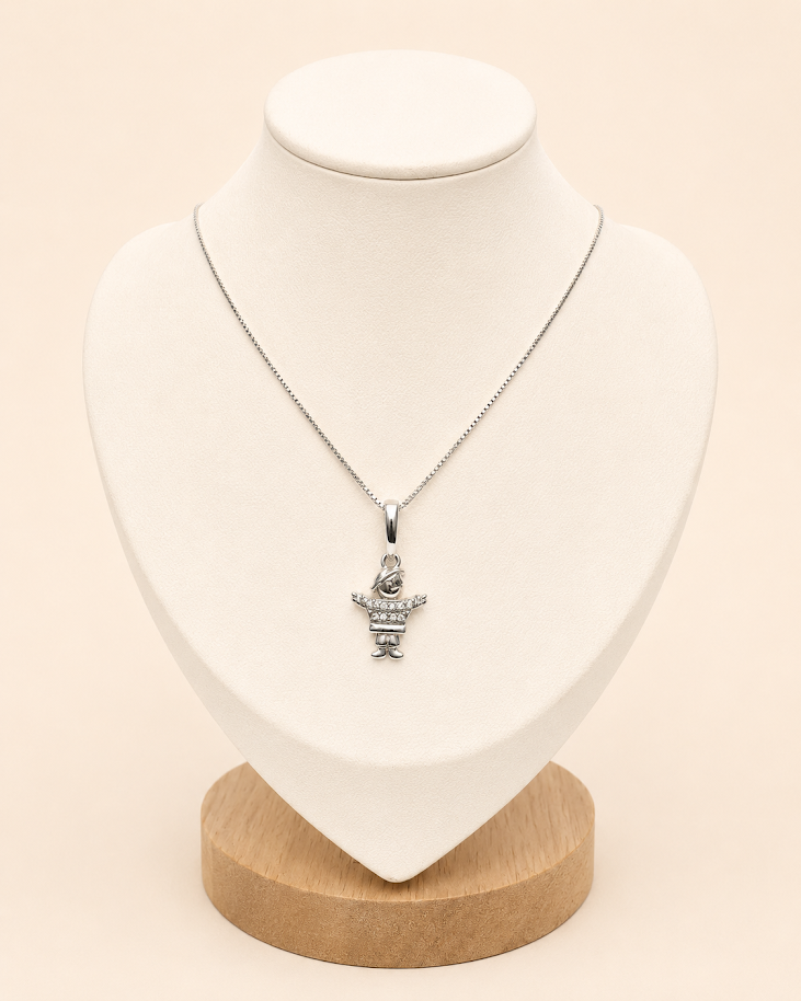 Conjunto de plata 925 con cadena fina y dije de niño con circonias brillantes sobre busto blanco elegante.