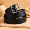 Cinto de 4 cm de ancho con hebilla cuadrada metálica sobre fondo neutro elegante Negro