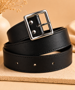 Cinto de 4 cm de ancho con hebilla cuadrada metálica sobre fondo neutro elegante Negro