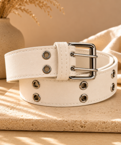 Cinto de cuero sintético de 4 cm con doble ojalillo metálico y hebilla doble pasador sobre fondo beige elegante blanco