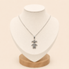 Conjunto de plata 925 con cadena fina y dije de niña con circonias brillantes sobre busto blanco elegante.