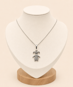 Conjunto de plata 925 con cadena fina y dije de niña con circonias brillantes sobre busto blanco elegante.