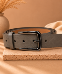 cinto para hombre de eco cuero de 3.5 cm con hebilla metálica rectangular sobre fondo beige elegante