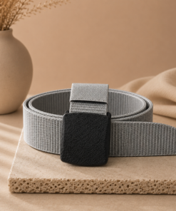 Cinto de cinta regulable estilo skater unisex sobre fondo beige elegante color gris