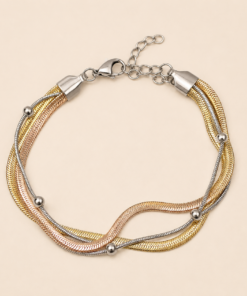 Pulsera de acero quirúrgico combinada en tonos dorado, rosado y plateado. Su diseño de múltiples cadenas entrelazadas con delicados detalles metálicos aporta elegancia y versatilidad, ideal para complementar cualquier look. Resistente, moderna y perfecta para usar todos los días.