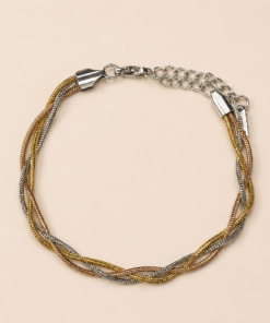 Pulsera de acero quirúrgico combinada en tonos dorado, rosado y plateado. Su diseño de múltiples cadenas entrelazadas con delicados detalles metálicos aporta elegancia y versatilidad, ideal para complementar cualquier look. Resistente, moderna y perfecta para usar todos los días.